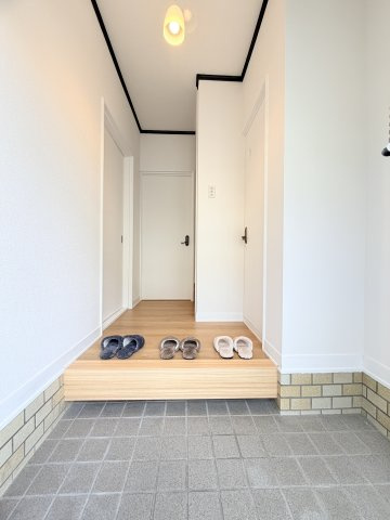 歌敷山４丁目貸家の玄関