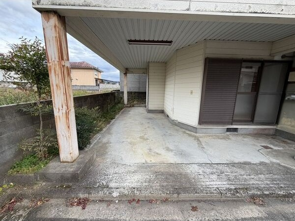 岸宮戸建の駐車場