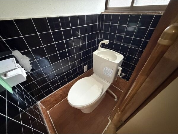 岸宮戸建のトイレ