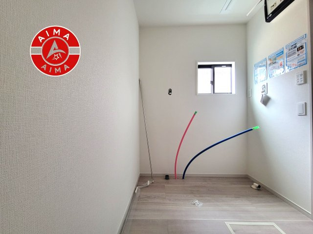 福岡市南区寺塚2丁目第1-2棟（1号棟）の独立洗面台|毎日使うものだから清潔な空間を保ちたい水回り。洗面にはそんな願いを解消させてくれる収納アイデアが満載です。三面鏡の裏側にはキャビネットが現れ小物から背の高い物まで収納できます。