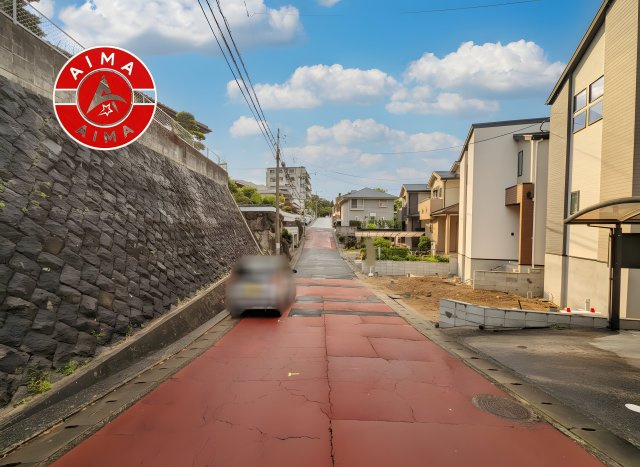 福岡市南区寺塚2丁目第1-2棟（1号棟）の前面道路含む現地写真|前面道路は閑静な住宅地をはしる車通りの少ない道路。お車の出し入れが苦手なママや小さなお子様にも安心ですね。しっかり舗装もされているので、ベビーカーや自転車で通っても快適に通行できます。