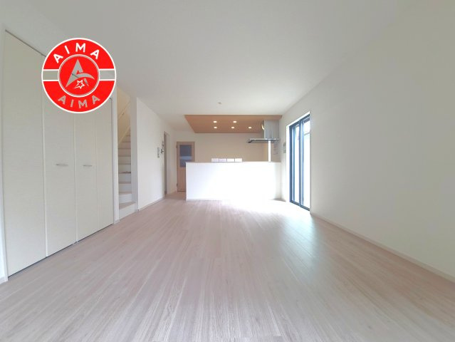 福岡市南区寺塚2丁目第1-2棟（1号棟）の居間・リビング|ご家族を近くに感じられる対面キッチンのLDK。会話もはずみそうですね。