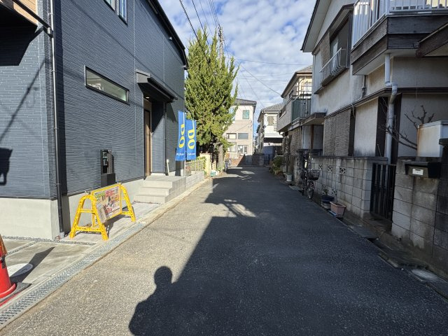 松戸市西馬橋１丁目新築戸建【馬橋小学校：3分】の前面道路含む現地写真|東側前面道路