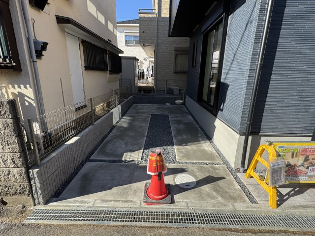 松戸市西馬橋１丁目新築戸建【馬橋小学校：3分】の駐車場|駐車スペース完備・立水栓付き