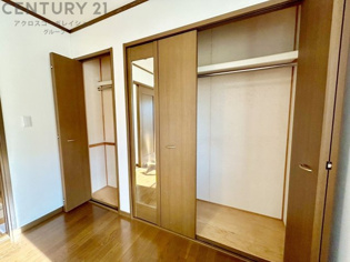衣類やアクセサリー、小物類の収納が便利で整理整頓がしやすく、部屋の美観を保ちつつ、スペースを最大限に活用できます。衣服のしわやダメージを防ぎ、長持ちさせることができます。
