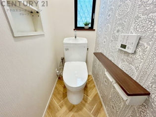 温水洗浄便座付トイレは温水洗浄機能により、暖かい水でおしりを洗浄することができ、冷たい水を使う従来の便座に比べ、温水洗浄機能で暖かいトイレを提供し、快適な使用を可能にします。