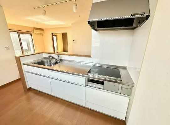 【中古】入間郡越生町越生リフォーム中古住宅のキッチン|対面式のシステムキッチンでお料理をしながらリビングを見渡せます！