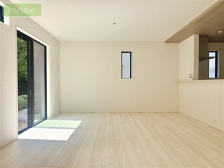 【居間・リビング】 | 志津9分　小学校8分　スーパー5分　パントリー付き　全4棟　4号棟 | こちらのリビングで趣味の時間をお楽しみください　同タイプ　