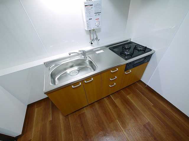 南京終マンションAのキッチン|３口コンロのシステムキッチンです