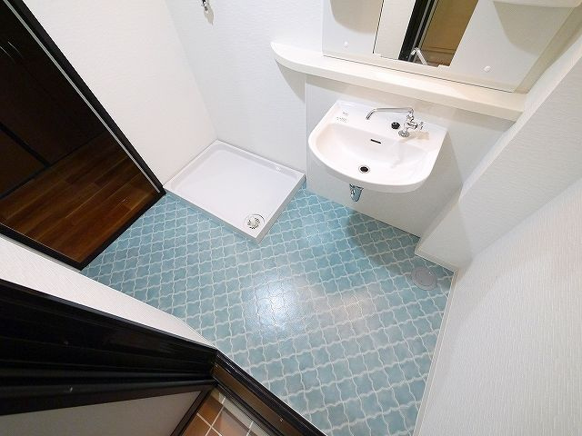 南京終マンションAの洗面所|スペースが確保できる洗面所です