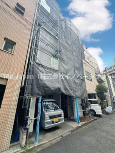 【上野駅徒歩5分】東上野５丁目フルリフォーム戸建 令和8年1月末完成予定の外観|控えめながらも洗練されたフォルムが、街並みに自然と溶け込みます。ほどよい高さと落ち着きのある佇まいが、住まう人に安心感と静かな誇りをもたらします。※2026年1月末フルリフォーム完成予定