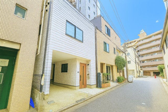 【上野駅徒歩5分】東上野５丁目フルリフォーム戸建 令和8年2月中旬完成予定の外観|控えめながらも洗練されたフォルムが、街並みに自然と溶け込みます。ほどよい高さと落ち着きのある佇まいが、住まう人に安心感と静かな誇りをもたらします。※2026年2月中旬フルリフォーム完成予定