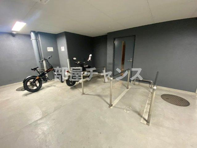 プレサンス丸の内雅風の駐車場