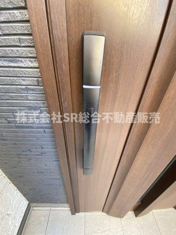 長堂1丁目中古戸建の玄関|玄関ドアはリモコンキーで開閉が楽で防犯性も高いです。
