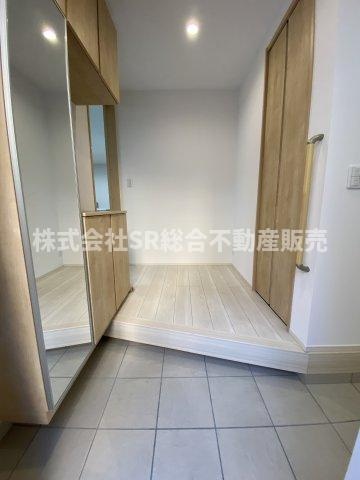 長堂1丁目中古戸建の玄関|ベビーカー、キャンプ用品等を収納できるシューズインクローゼットもあります！