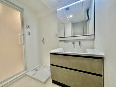 【独立洗面台】 | ダイアパレス舟入通り | 水ハネをしっかりガードする一体型カウンター、三面鏡（裏収納有り）