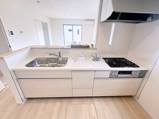 新築戸建・新築建売　二本松市油井第5　油井小・安達中のキッチン|キッチンはカウンターになっているのでリビング全体を見渡すことができます！
