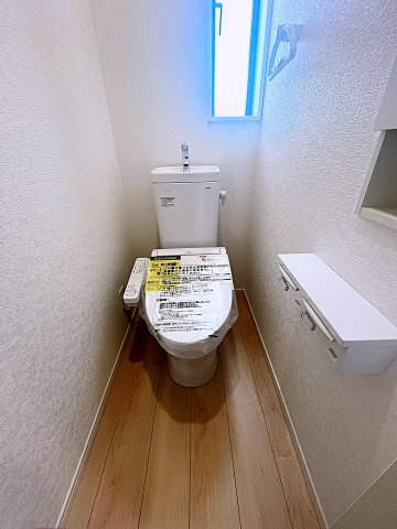 新築戸建・新築建売　二本松市油井第5　油井小・安達中のトイレ|白を基調としており小窓で換気ができるので清潔感のある空間。ペーパーホルダーが2つあるのも便利です！