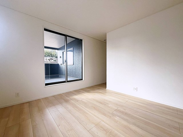 新築戸建・新築建売　二本松市油井第5　油井小・安達中の洋室|バルコニーに面しており大きな窓から日差しが入るので気持ちの良いプライベート空間です！