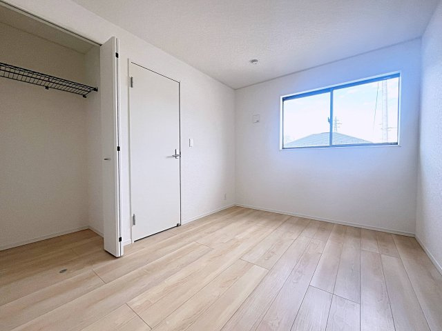 新築戸建・新築建売　二本松市油井第5　油井小・安達中の洋室|北側の窓から一定した柔らかい光が入り、PC作業や読書などにも最適なお部屋です！