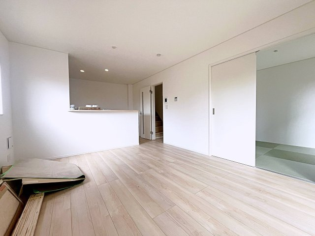 新築戸建・新築建売　二本松市油井第5　油井小・安達中の居間・リビング|【LDK15帖】南向きで陽当たりが良く過ごしやすいリビング空間！