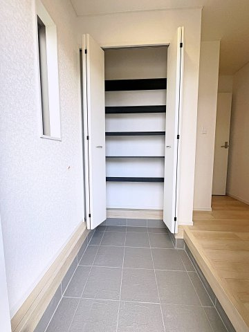 新築戸建・新築建売　二本松市油井第5　油井小・安達中の玄関|大容量のシューズボックスがあり収納豊富な玄関スペース。玄関ドアから日差しが入り明るいです！