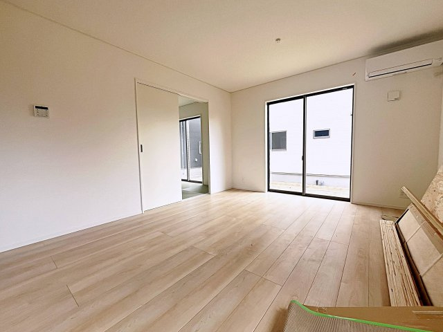 新築戸建・新築建売　二本松市油井第5　油井小・安達中の居間・リビング|南側に大きな窓があり開放的なリビングはご家族のくつろぎの空間です！