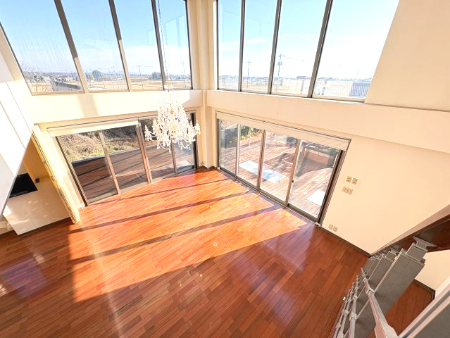 美と余裕が住まう家～大空間のある上質な暮らし～の居間・リビング|リビングです