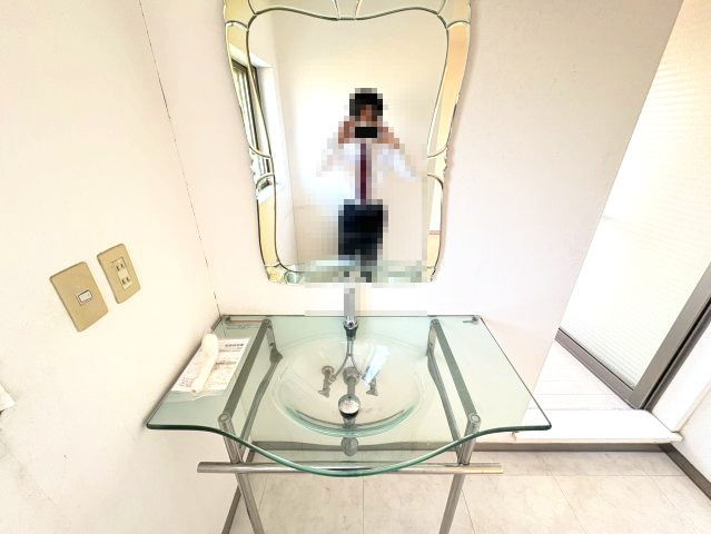 美と余裕が住まう家～大空間のある上質な暮らし～の洗面所|明るい洗面所です