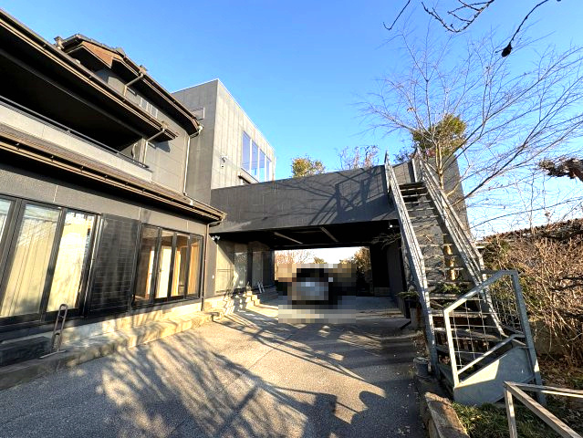 美と余裕が住まう家～大空間のある上質な暮らし～の駐車場|カースペースがあります