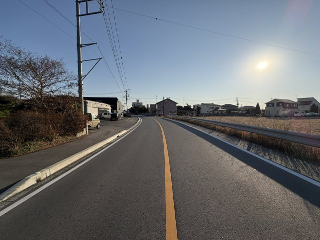 美と余裕が住まう家～大空間のある上質な暮らし～の前面道路含む現地写真