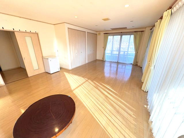 美と余裕が住まう家～大空間のある上質な暮らし～の洋室|広々とした洋室です