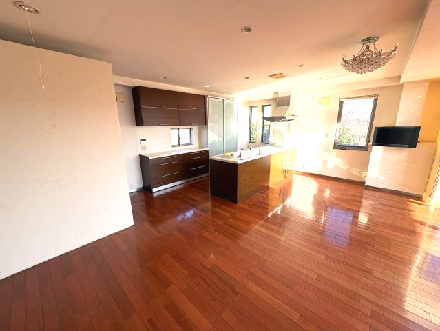 美と余裕が住まう家～大空間のある上質な暮らし～の居間・リビング