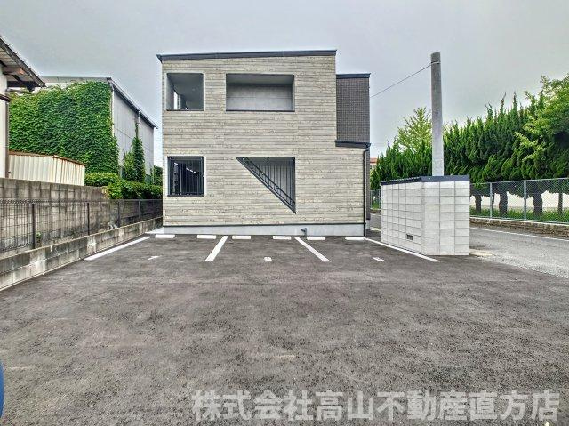 BRAVE BASE香月中央の駐車場