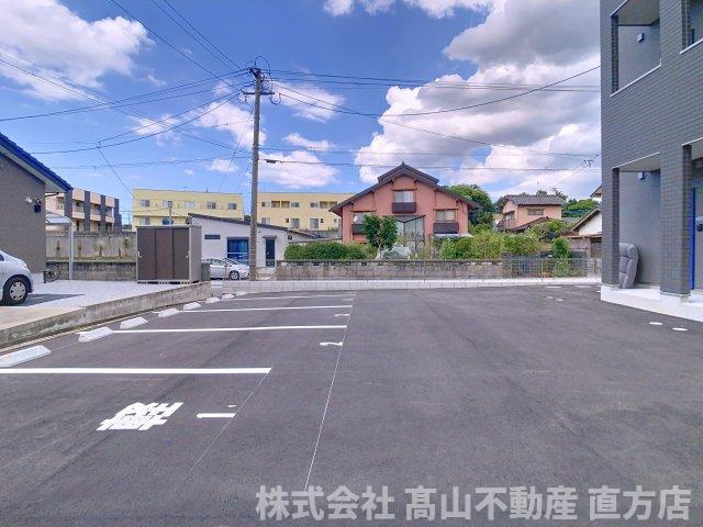 直方市大字感田のアパートの駐車場