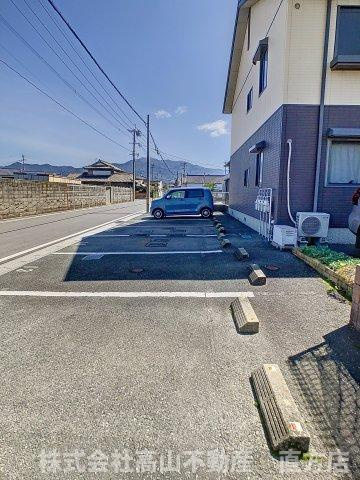 直方市溝堀２丁目のアパートの駐車場