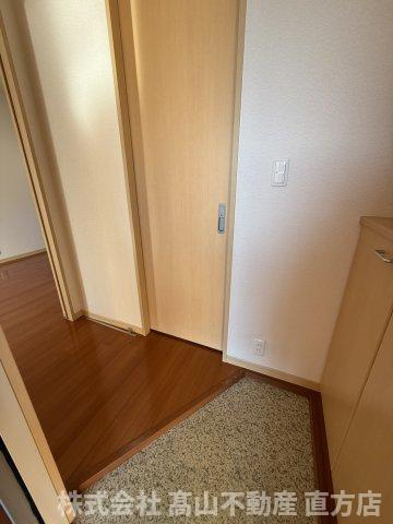 バリュージュB棟の玄関