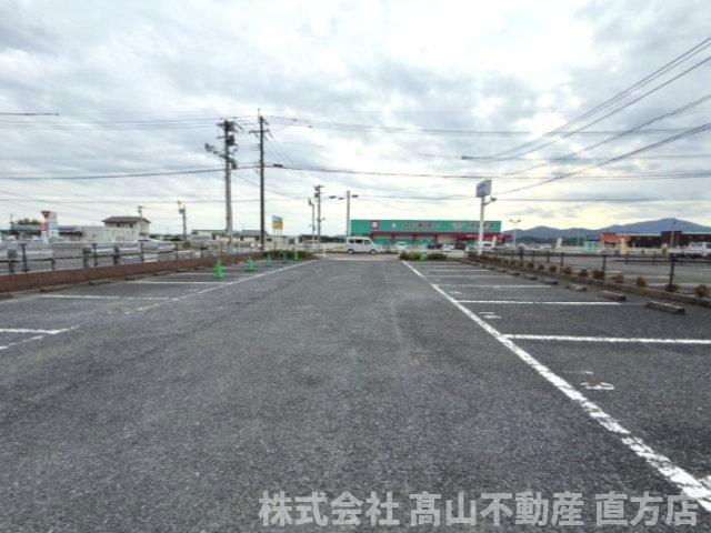 宮若市本城のアパートの駐車場