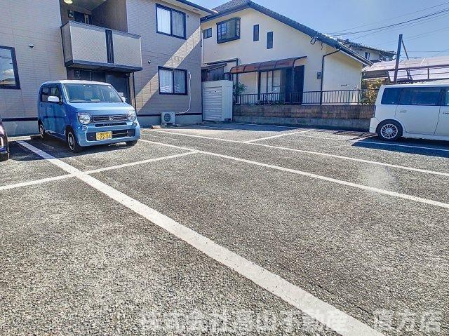 グランドゥール星ヶ丘の駐車場