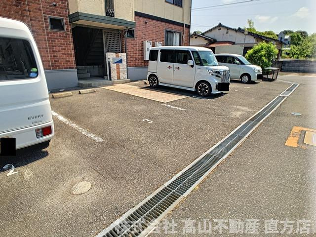 直方市大字植木のアパートの駐車場