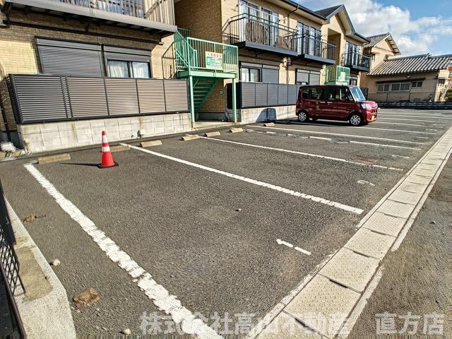 直方市大字頓野のアパートの駐車場