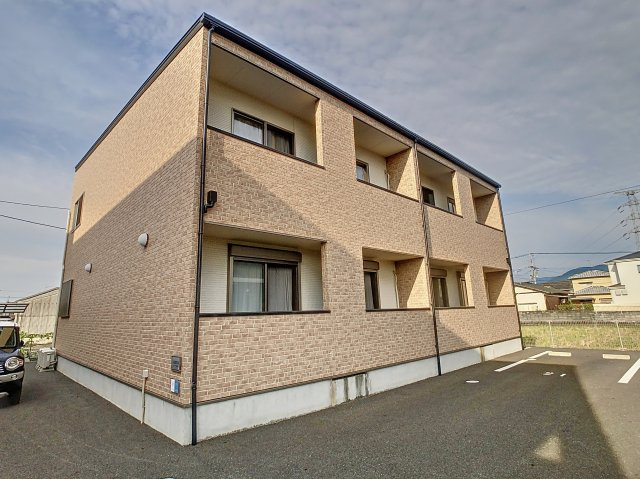 直方市大字感田のアパートの外観