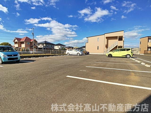 直方市大字感田のアパートの駐車場