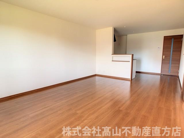 直方市大字感田のアパートの居間・リビング