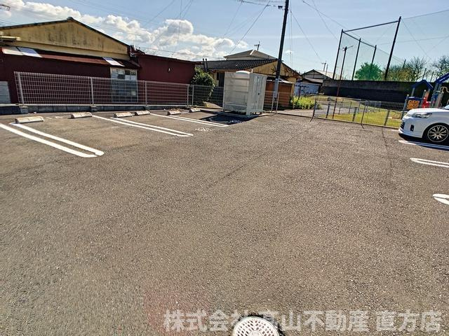 直方市大字植木のアパートの駐車場