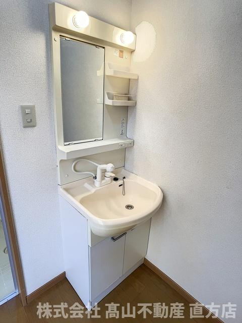 直方市大字中泉のテラスの洗面所