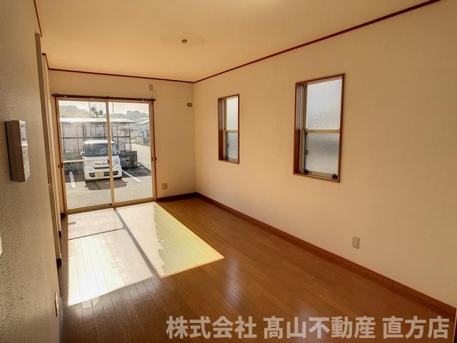直方市大字中泉のテラスの居間・リビング