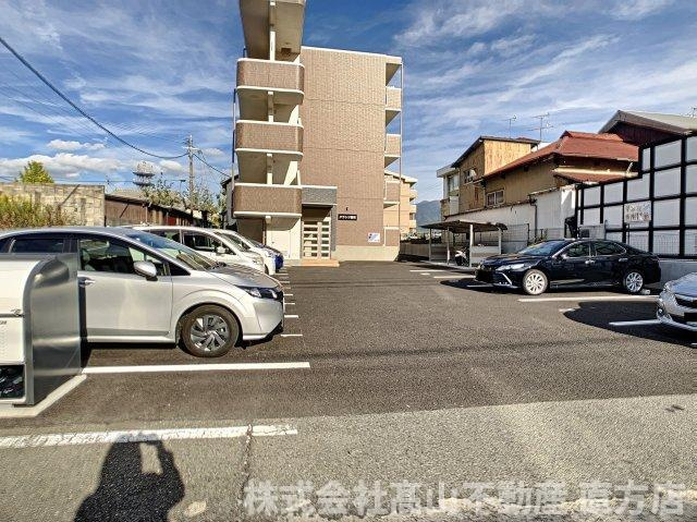 ユーミークランツ殿町の駐車場