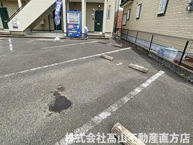 直方市大字感田のアパートの駐車場