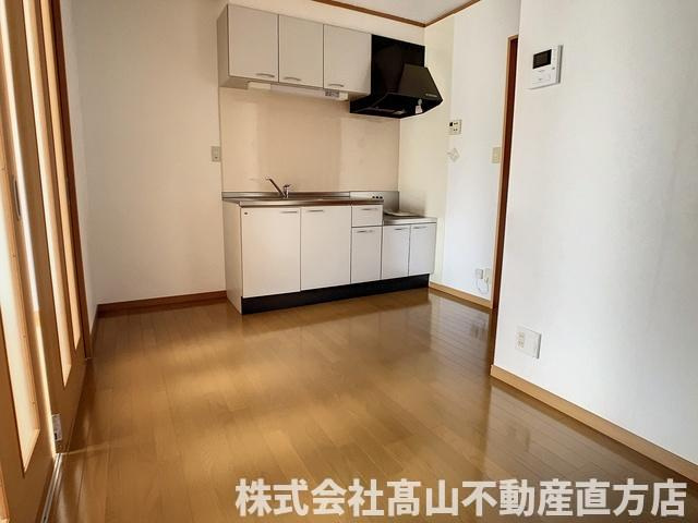 直方市大字感田のアパートの居間・リビング